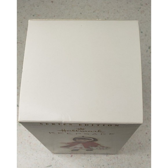 2006 HALLMARK KEEPSAKE MADAME ALEXANDER CHRISTMAS TEA DOLL ORNAMENT SERIES NO 11 - Picture 5 of 16